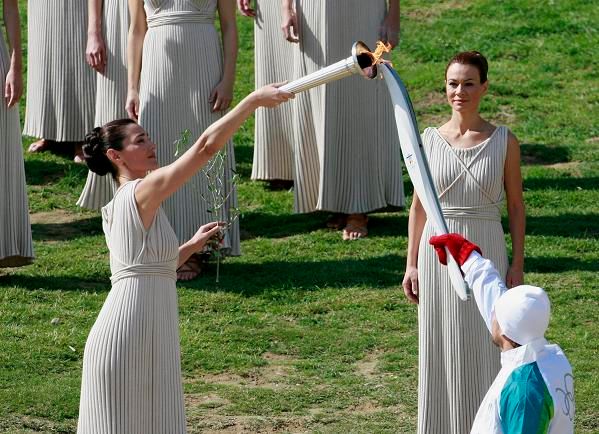 Předání olympijského ohně prvnímu nosičovi. Stal se jím řecký lyžař Dimitridias. | Foto: Reuters