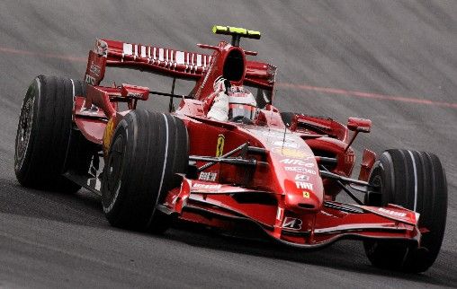 Finský pilot Ferrari Kimi Räikkönen se raduje z vítězství ve Velké ceně Brazílie, které mu vyneslo i titul mistra světa. | Foto: Reuters