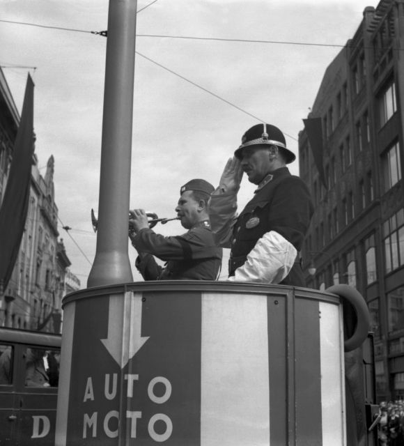 Praha ve dnech smutku po smrti Tomáše Garrigua Masaryka v září 1937. Obyvatelé uctili prezidentovu památku dvěma minutami ticha. Snímek z nároží Václavského náměstí a ulice Na Příkopě. | Foto: ČTK