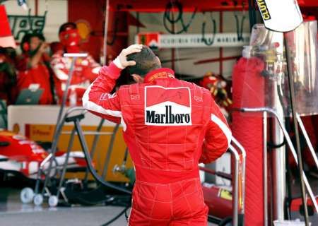 Německý pilot formule 1 Michale Schumacher odchází do boxů po té, co musel kvůli poruše motoru vzdát Velkou cenu Japonska. | Foto: Reuters