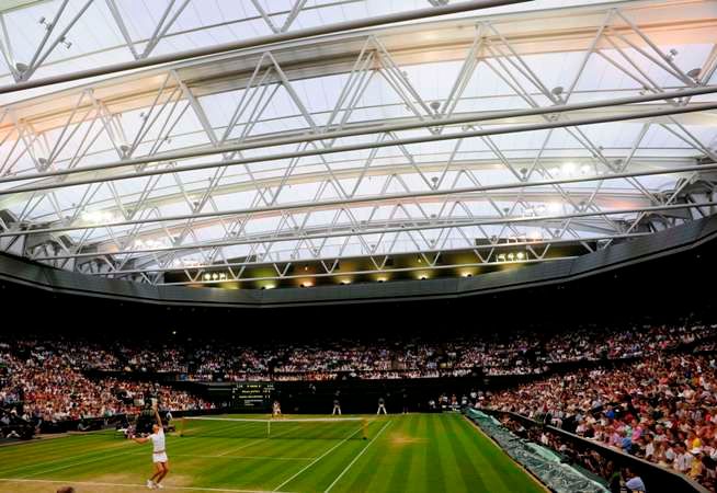 Ve Wimbledonu se poprvé v historii zatahovala střecha | Foto: Reuters