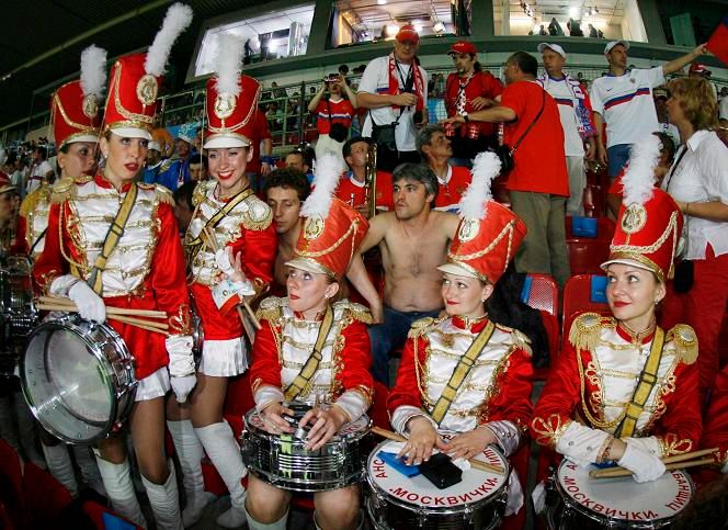 Takhle se fandí ruskému týmu. Včetrně bubínků. Nestačilo to | Foto: Reuters