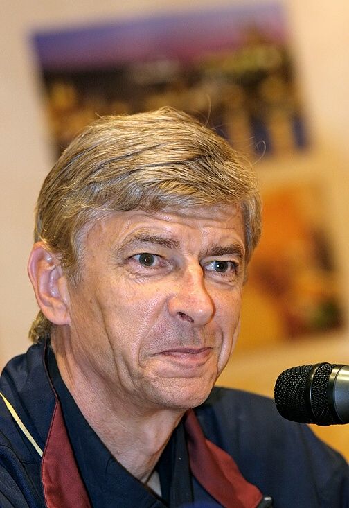 Trenér londýnského fotbalového klubu Arsenal -Arséne Wenger- během tiskové konference v hotelu Crowne Plaza po příletu do Prahy. | Foto: Tomáš Adamec, Aktuálně.cz