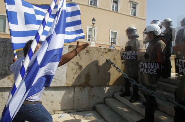 Řečti řidiči kamionů protestují před parlamentem proti vládním škrtům. | Foto: Reuters