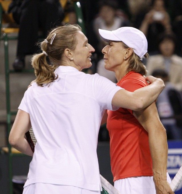 Dvě legendy světového tenisu - Martina Navrátilová (vpravo) a Steffi Grafová po exhibici v Tokiu. | Foto: Reuters