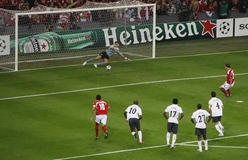 Jovanovič zvyšuje z penalty již na 2:0 pro Standard Lutych | Foto: Sport