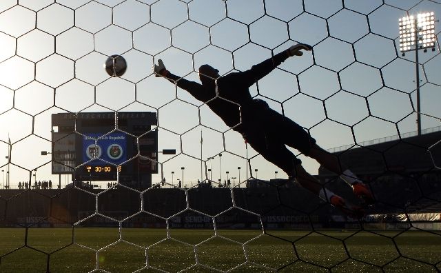 Brankář Tim Howard se rozcvičuje před zápasem. Do utkání ale naskočil jeho kolega Brad Guzan. | Foto: Reuters