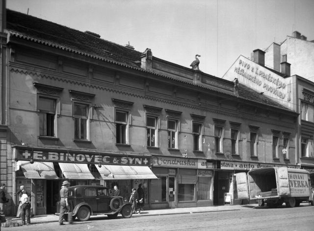 Ještě v červenci 1937 tu stál hostinec U bílé labutě (sedí na střeše). | Foto: ČTK