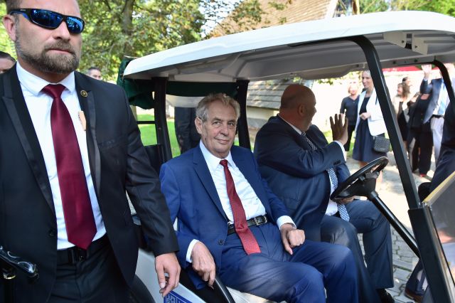 Prezident Miloš Zeman a ministr zemědělství Miroslav Toman na zahájení  Země živitelky na českobudějovickém výstavišti. | Foto: ČTK