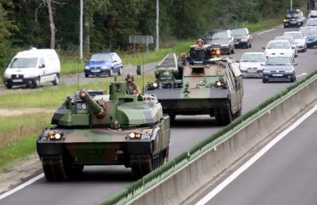 Francouzští řidiči museli být překvapeni, když míjeli konvoj tanků. Ty míří do Libanonu. | Foto: Charles Platiau