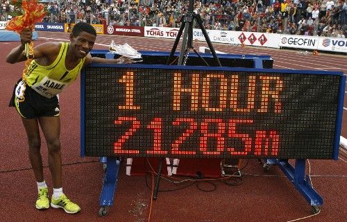 Haile Gebrselassie pózuje u tabule se svým rekordním výkonem v hodinovce na Zlaté tretře. | Foto: Reuters