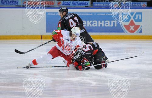 Omsk - Čechov: Darcy Verot a Martin Škoula | Foto: khl.ru