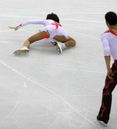 Čínská krasobruslařka Tan Čang ošklivě dopadla na led, vpravo její partner Chao Čang. | Foto: Reuters