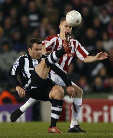 Fotbalista Newcastlu United Mark Viduka (vlevo) v souboji s hráčem Stoke City Ryanem Shawcrossem ve třetím kole anglického FA Cupu. | Foto: Reuters