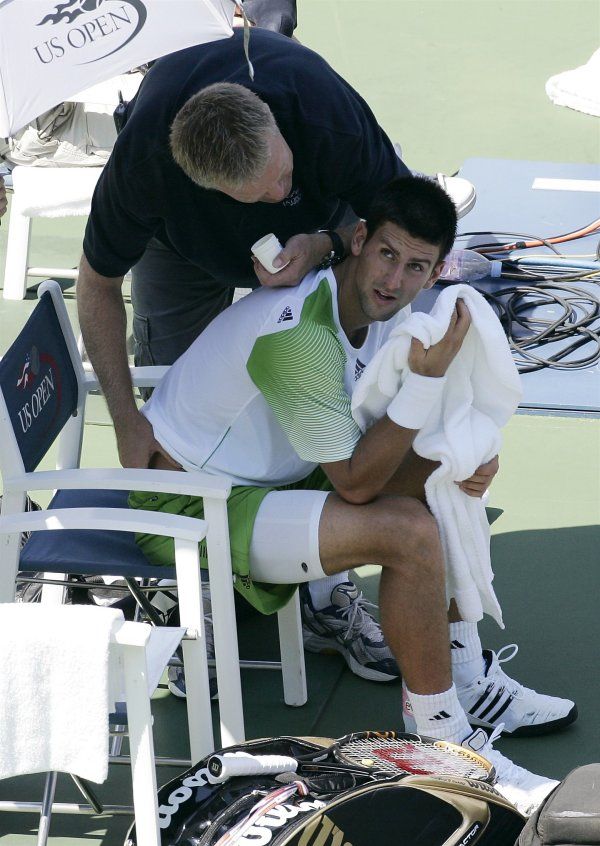 Novak Djokovič si během čtvrtfinálového zápasu s Tommym Robredem stěžoval na bolesti zad a nechal si je masírovat. | Foto: Reuters