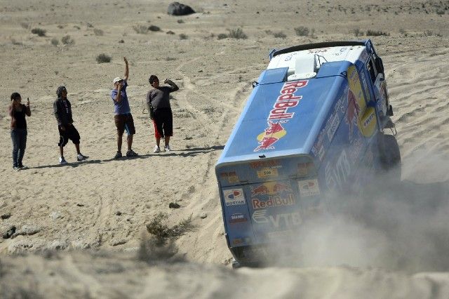 Moře písečných dun se daří i v jihoamerickém vydání Rallye Dakar nejlépe zdolávat ruským Kamazům - na snímku Firdaus Kabirov. | Foto: Reuters