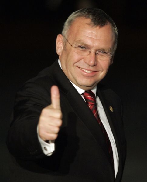 Austria's Chancellor Alfred Gusenbauer gestures as he arrives for the EU-Africa summit in Lisbon, December 7, 2007. European and African leaders will seek to forge a fresh partnership to tackle issues like trade, immigration and peacekeeping this week when they hold their first summit in seven years. REUTERS/Hugo Correia (PORTUGAL) | Foto: Reuters