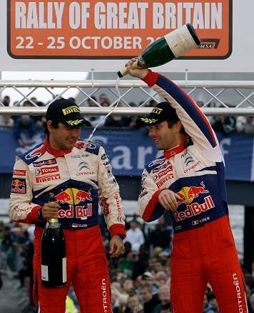 Sébastien Loeb slaví vítězství se svým kolegou Elenou | Foto: Sport