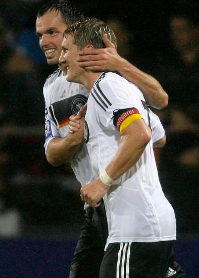 Heiko Westermann (vlevo) a Bastian Schweinsteiger se radují z gólu do sítě Lichtenštejnska | Foto: Reuters