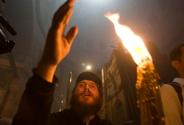 Jeden z věřících v průběhu Slavnosti Svatého ohně, Chrám Božího hrobu, Jeruzalém, 18. dubna | Foto: Reuters