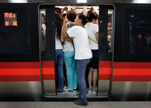 A zde už máme nejlidnatější stát světa - Čínu. Tohle je pekingské metro v dopravní špičce. Snímek byl pořízen během olympijských her v roce 2008. | Foto: ČTK