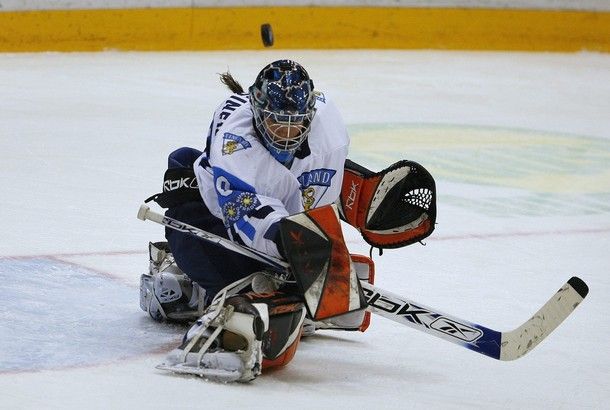 Vidíte cop finské brankářky? | Foto: Reuters