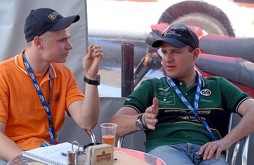 Jaroslav Janiš (vlevo) a Tomáš Enge si vyměňují zkušenosti z tréninku v Le Mans. | Foto: BPA/Martin Straka