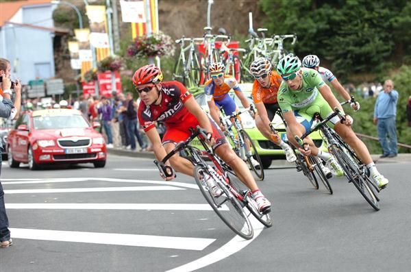 Cyklisté vjíždějí do pravotočivé zatáčky ve čtrnácté etapě Tour. | Foto: www.cyclingnews.com/sirotti