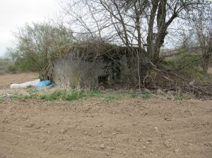 I tento bunkr byl postaven těsně před druhou světovou válkou. Nachází se v blízkosti zastavěné části obce Jaktař, v zemědělsky obhospodařovaném lánu, v lokalitě Na Širokém cca 150 metrů vlevo od silnice I. třídy spojující části obce Jaktař a Vlaštovičky. Minimální cena je 12 900 korun. | Foto: Ministerstvo obrany ČR