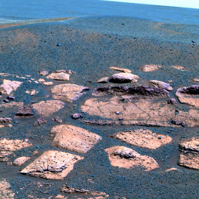 "Borůvkami" posetý kráter, v němž sedělo vozítko Opportunity. Tento snímek z roku 2014 NASA nazvala "Borůvky: Tady, támhle, prostě všude". | Foto: NASA/JPL-Caltech/Cornell