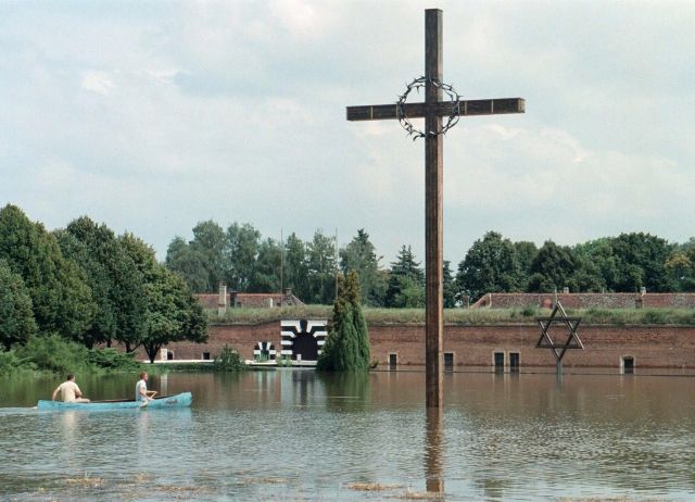 Pohled na zcela zatopený Národní hřbitov u Malé pevnosti v Terezíně (16. 8. 2002). | Foto: ČTK