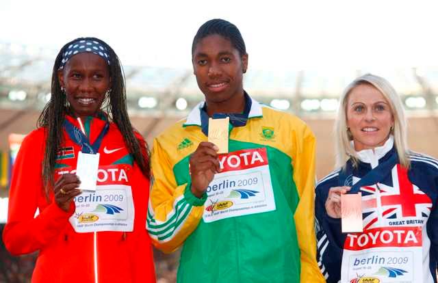 Caster Semenyaová, vítězka běhu na 800 metrů (uprostřed). Původně si prý pro medaili ani nechtěla jít. | Foto: Reuters