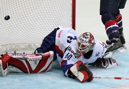 Slovenský brankář Karol Križan podruhé kapituluje po akci Američana Davida Backese v utkání osmifinálové skupiny F na mistrovství světa v ledním hokeji. | Foto: Aktuálně.cz