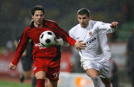 Jan Rezek a Gonzalo Castro v souboji Sparty s Leverkusenem během zápasu základní skupiny Poháru UEFA. | Foto: Reuters