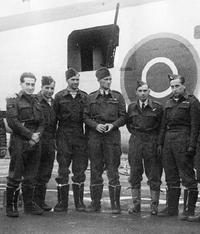 Podstatná část osádky Liberatoru 311. československé bombardovací peruti RAF, která potopila Alsterufer. Zleva Ivan Schwarz (horní střelec), Jindřich Hahn (radarový operátor), Marcel Ludikar (radiotelegrafista), Oldřich Doležal (kapitán a první pilot), Zdeněk Hanuš (navigátor a bombometčík) a Robert Procházka (druhý pilot). | Foto: PhDr. Jiří Rajlich, Ph.D. / Vojenský historický ústav