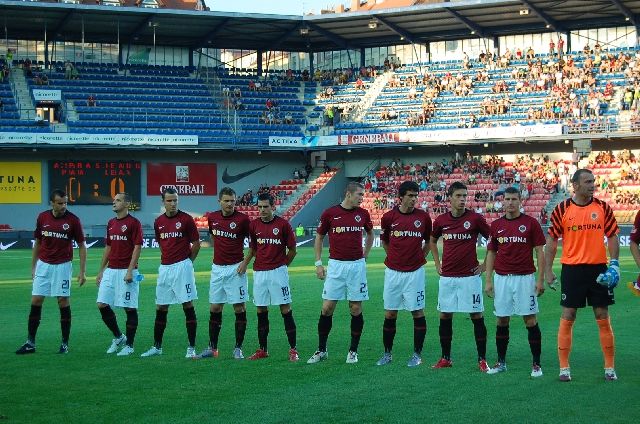 Nastoupený tým Sparty Praha před utkáním s Liepajasem. | Foto: Jakub Šafránek