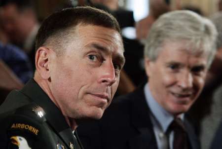 Generál David Petraeus a velvyslanec Ryan Crocker (vpravo) před americkými kongresmany | Foto: Reuters