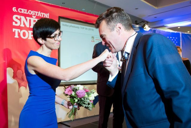 Tomáš Czernin dvorně líbá ruku Markétě Pekarové Adamové, která ho porazila ve volbě nového šéfa strany. | Foto: ČTK