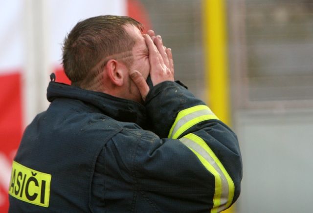 Zasáhl tohoto hasiče slzný plyn? Nebo pepřový sprej někoho z fanoušků? | Foto: Ondřej Besperát