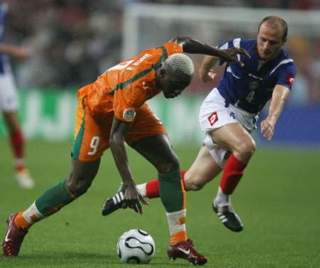 Arouna Kone z Pobřeží slonoviny se snaží odstavit Igora Duljaje v zápase skupiny C MS Pobřeží slonoviny - SČH. | Foto: Reuters