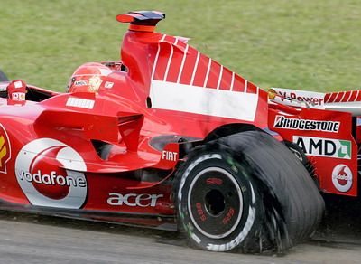 Poničená levá zadní pneumatika Ferrari Michaela Schumachera krátce po startu Velké ceny Brazílie. | Foto: Reuters