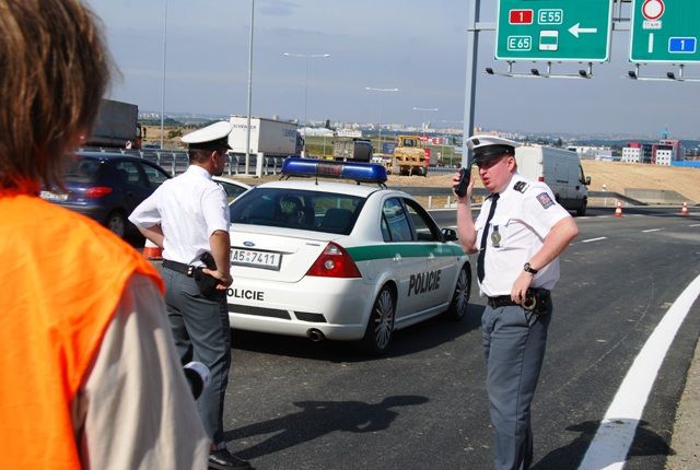 Policisté dostali do vysílačky signál, že se doprava může pustit | Foto: Radek Pecák