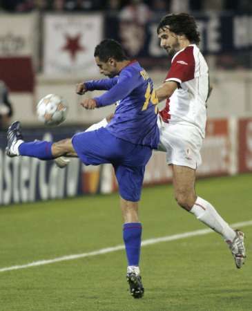 Vasilica Cristocea bojuje o míč s Matejem Krajčíkem. Slavia se v úvodu Ligy miatrů utkala se Steauou Bukurešť. | Foto: Reuters