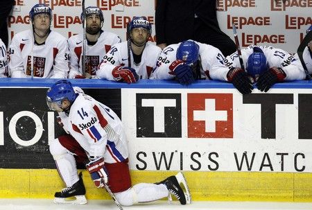 Svěšené hlavy, čeští hráči jedou domů. | Foto: Reuters