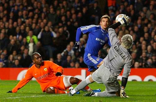 Gólman Valencie Canizares zlikvidoval šanci útočníka Chelsea Ševčenka | Foto: Reuters