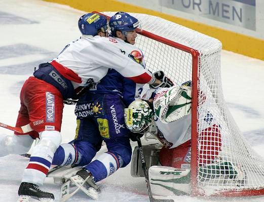 Česko - Finsko: Melichar v souboji s Imonenem | Foto: Reuters