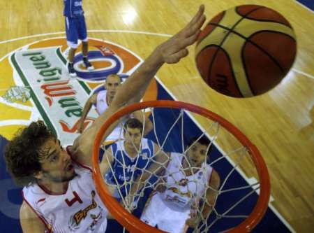 Pau Gasol skóruje v zápase Španělska na ME v basketbalu v Madridu. Španělé porazili Izrael 99:73 a vedou svou osmifinálovou skupinu. | Foto: Reuters