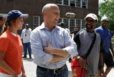 Mitch Landrieu (45) je zástupce guvernérky státu Louisiana a syn posledního bílého starosty New Orleans, který město řídil před 30 lety | Foto: Reuters