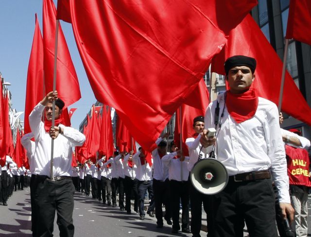 Extrémní levice vyšla do ulic v Istanbulu | Foto: Reuters