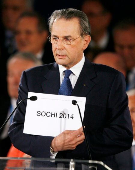 Prezident olympijského výboru Jacques Rogge právě oznamuje, že ZOH v roce 2014 uspořádá ruské Soči. | Foto: Reuters